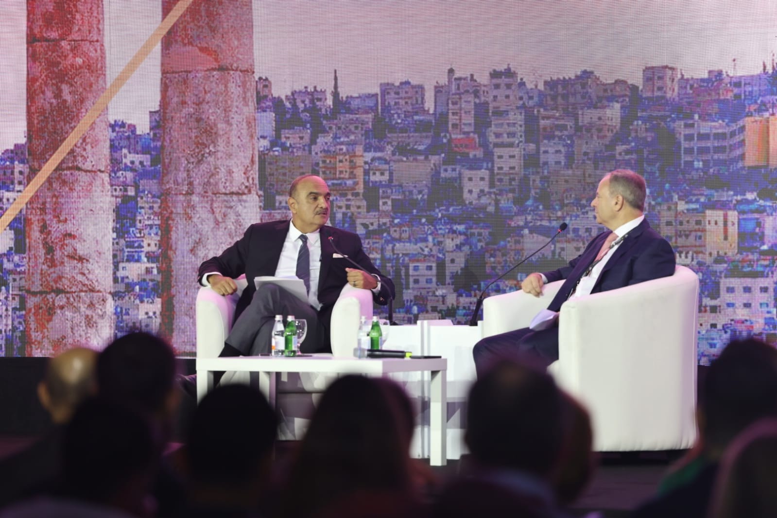 رئيس الوزراء يشارك في جلسة حوارية لملتقى شركة pwc الشرق الأوسط للخدمات المهنية