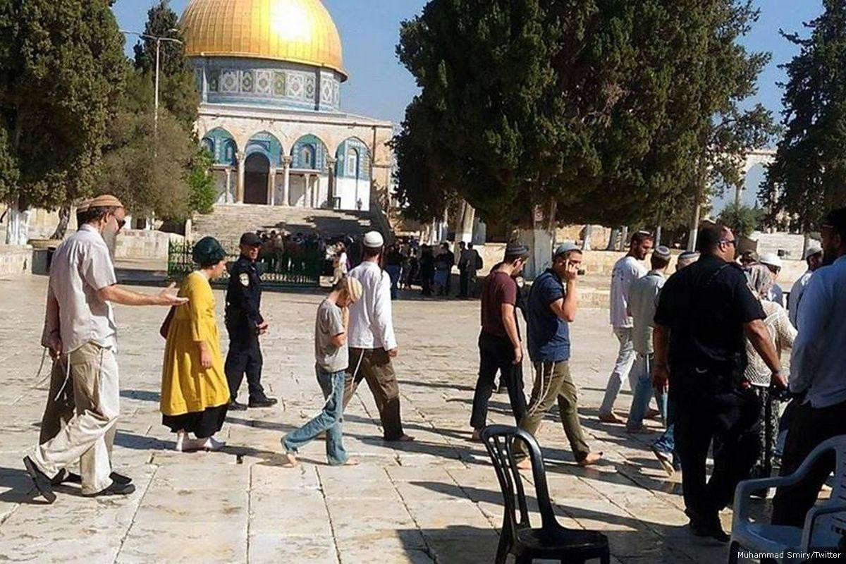 مستوطنون متطرفون يهود يؤدون طقوسا تلمودية في البلدة القديمة بالقدس المحتلة