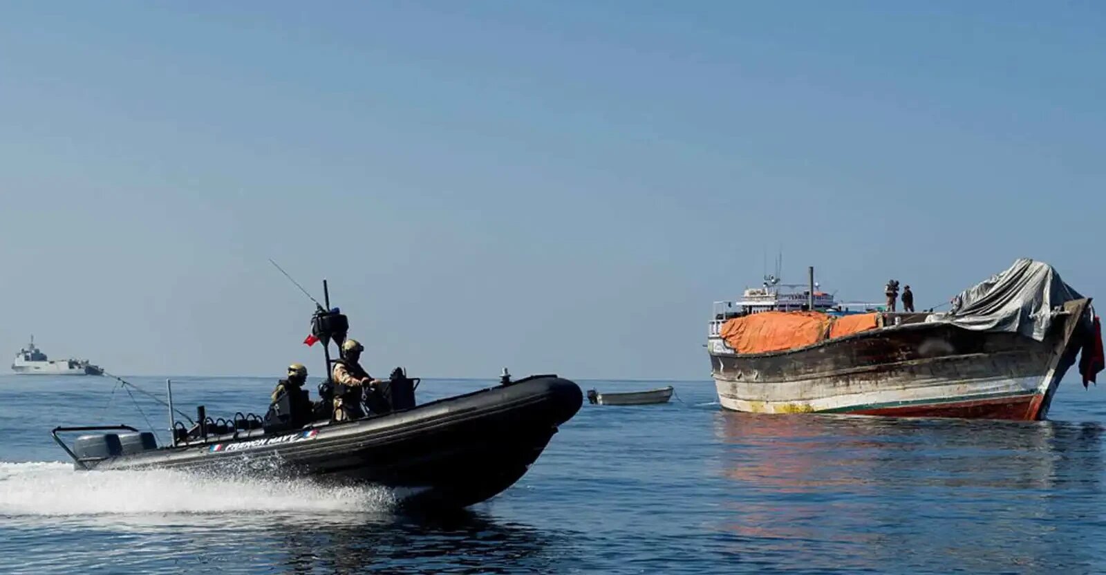 اختطاف ناقلة نفط قبالة الصومال يعيد شبح القرصنة