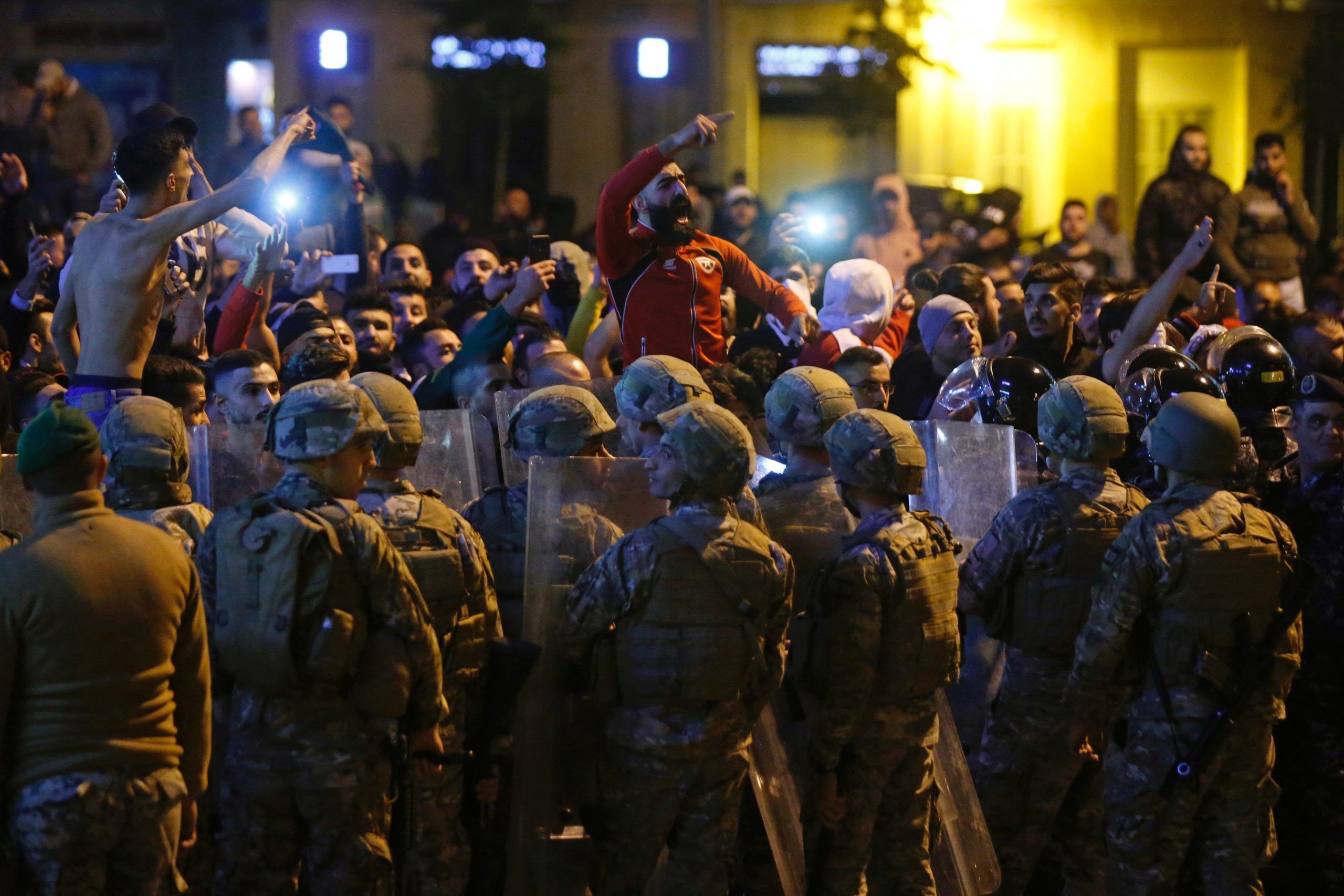 سقوط جرحى خلال تفريق التظاهرات في محيط مجلس النواب اللبناني
