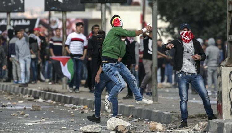 إصابة عشرات الفلسطينيين بالاختناق في مواجهات مع الاحتلال