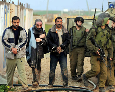 الاحتلال يعتقل 22 فلسطينيا بالضفة الغربية