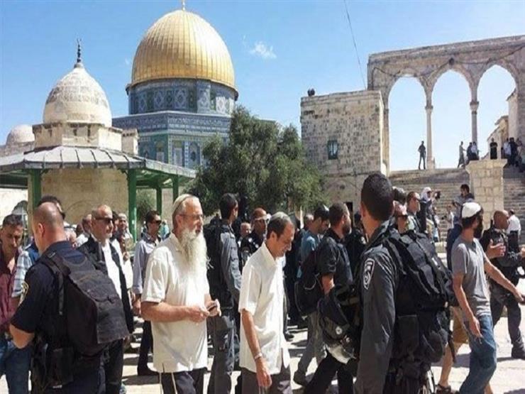 عشرات المستوطنين المتطرفين يقتحمون باحات المسجد الأقصى