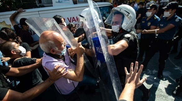 الشرطة التركية تطلق الغاز المسيل للدموع على مشيعي محامية معارضة