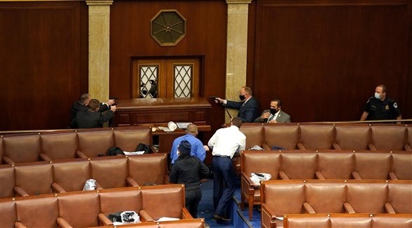 شرطة الكونغرس تشهر السلاح ضد المحتجين لحماية البرلمانيين