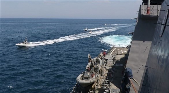 قطع بحرية إيرانية تستفز سفناً أمريكية بشكل “عدواني” في الخليج