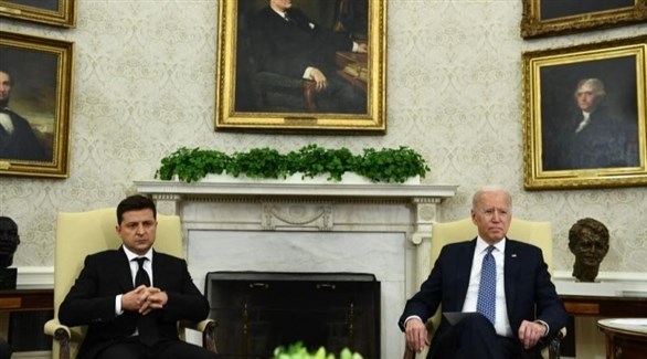 بايدن يبحث مع زيلينسكي الأزمة الأوكرانية