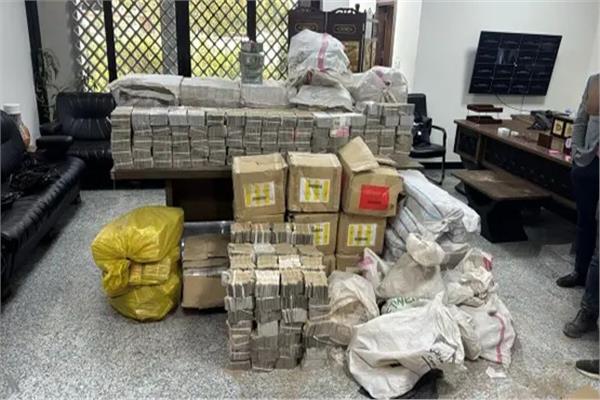 ضبط ملايين الدولارات وكميات من الذهب لدى مسؤولين عراقيين