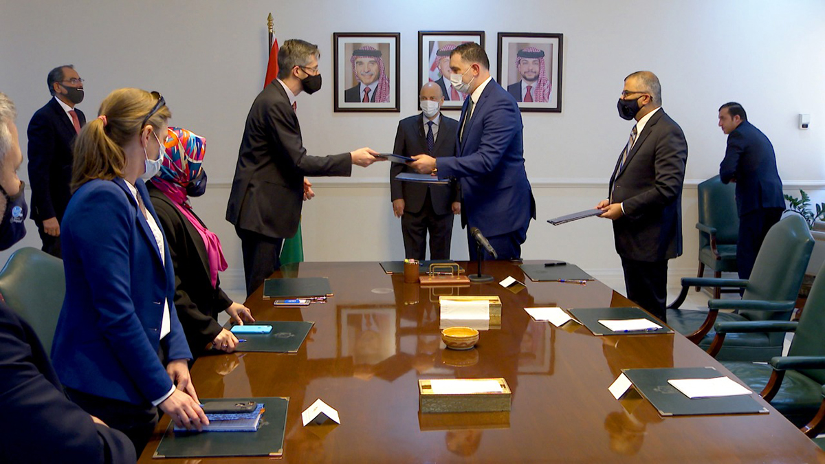 الرزاز يرعى توقيع اتفاقيات لإنشاء شركات تشغيل أردنيين في الزراعة