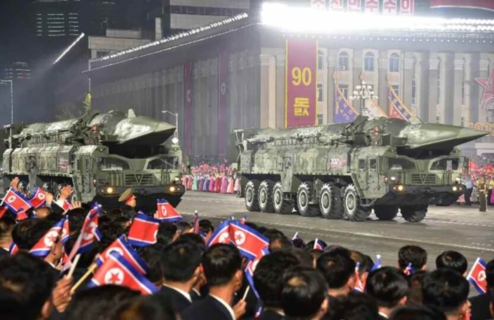 كيم جونغ أون يكشف عن صاروخ “هواسونغ 20” الباليستي