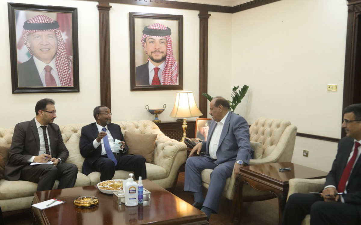 وزير الداخلية يلتقي مدير الأونروا في الأردن