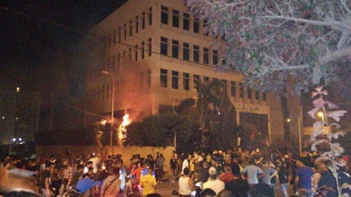 لبنان..إصابات وقطع للطرقات إثر انباء عن إنهيار الليرة