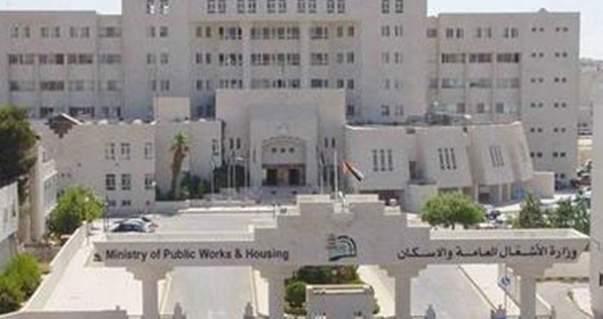 الأشغال توضح تفاصيل الحادث على طريق الصحراوي