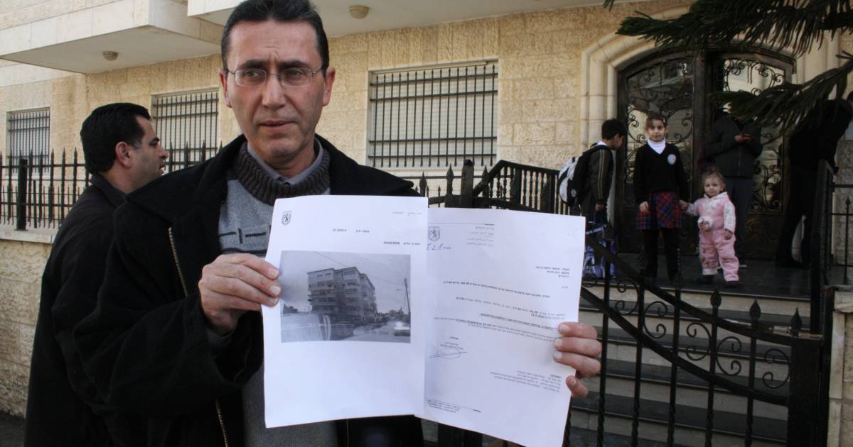 القدس: جيش الاحتلال يخطر بهدم 30 منزلاً ومنشأة بالعيسوية