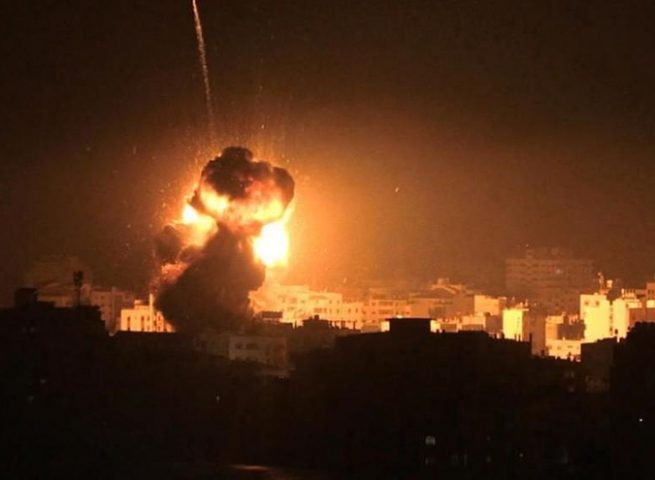 طيران الإحتلال الإسرائيلي يستهدف مواقع عسكرية في قطاع غزة
