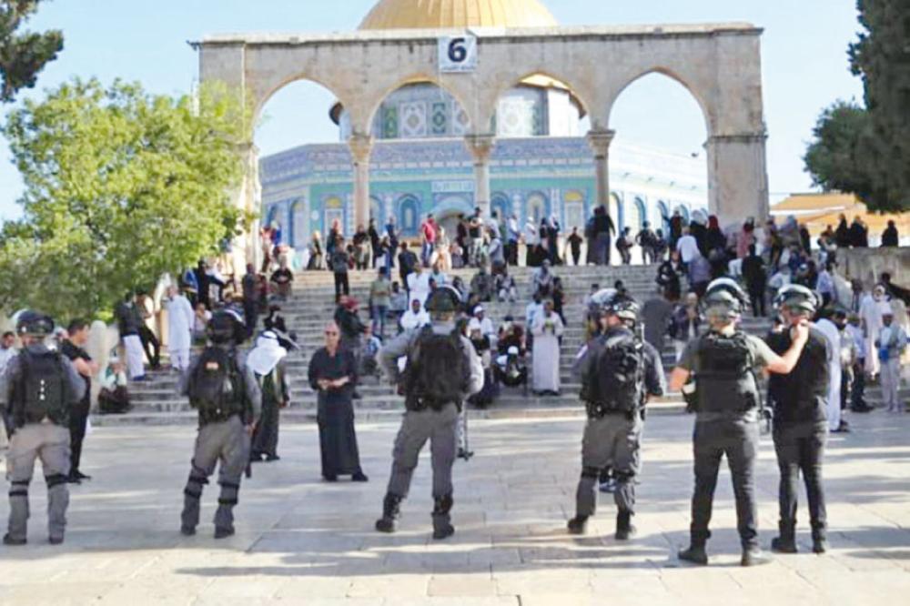 عشرات المستوطنين يقتحمون الأقصى بحراسة شرطة الاحتلال