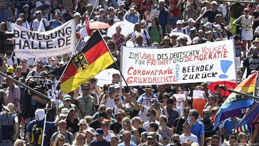 برلين: آلاف المحتجين ضد قيود مكافحة كورونا يعلنون “نهاية الجائحة”