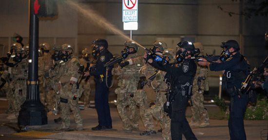 إصابة (18) أمريكياً في اشتباكات بين الشرطة ومتظاهرين بشيكاغو