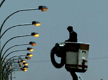 نقابة العاملين بالكهرباء تطالب بحماية موظفيها