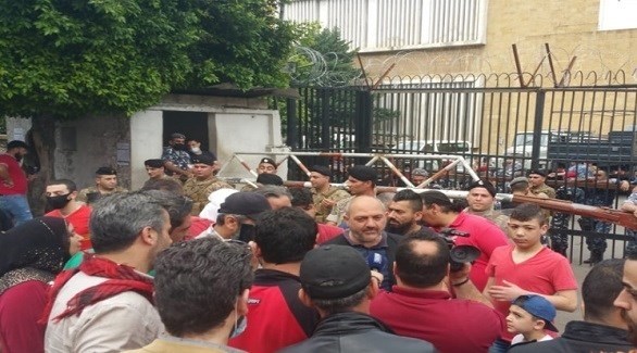 لبنانيون يعتصمون في طرابلس احتجاجاً على تدهور الاقتصاد وغياب العدالة
