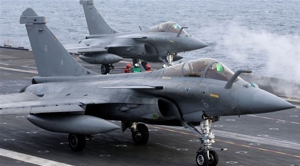 فرنسا تنشر طائرتي “رافال” وسفينة حربية بشرق المتوسط وسط توتر مع تركيا