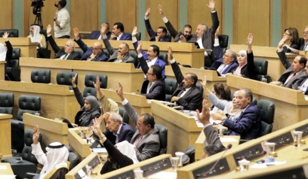 البرلمان الأردني يعفي أبناء “قطاع غزة” من تصاريح العمل
