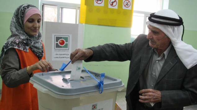 الحكومة الفلسطينية تهاجم حماس لعدم إجراء الانتخابات المحلية في غزة