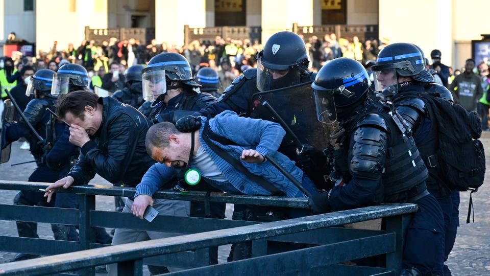 فرنسا: مواجهات بين الشرطة ومتظاهري حركة “السترات الصفراء”