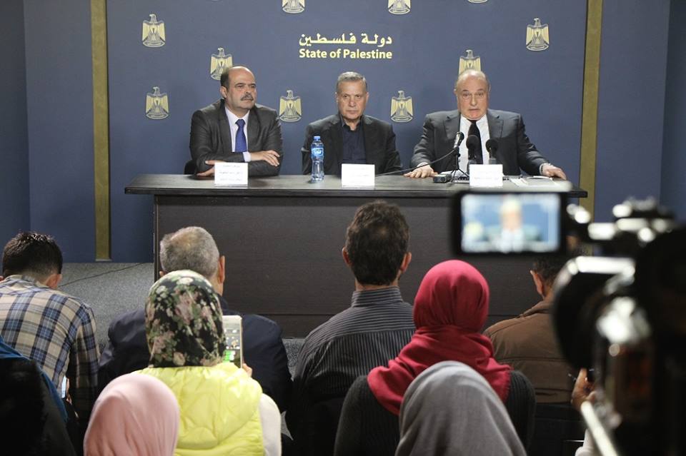 وزير المالية الفلسطيني يكشف تفاصيل صرف رواتب الموظفين في قطاع غزة والضفة الغربية