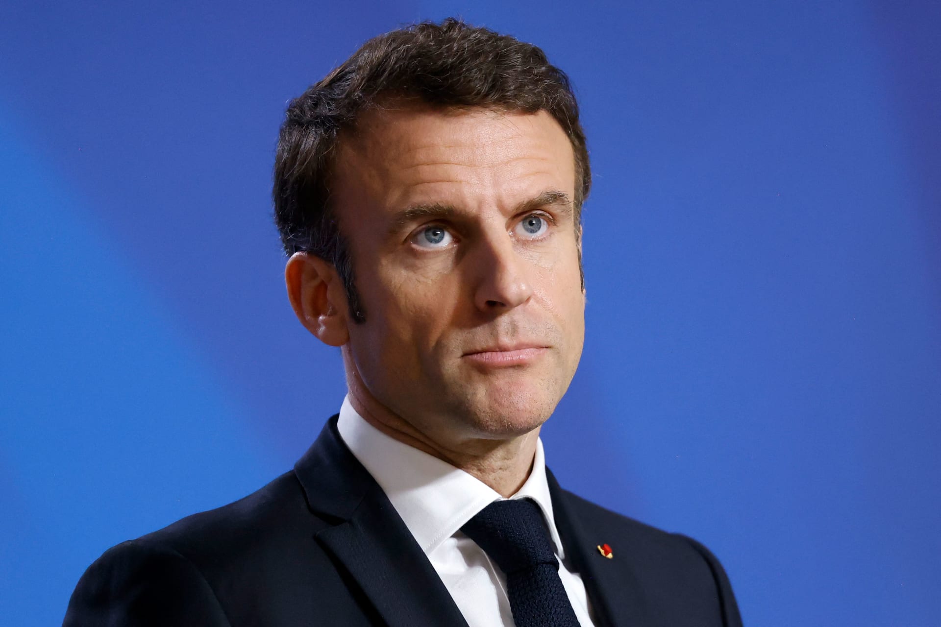 ماكرون: فرنسا تمر بلحظة “خطيرة جدا”