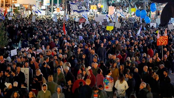 10 ألاف متظاهر إسرائيلي احتجاجاً على “الفساد الحكومي للإحتلال الإسرائيلي” في القدس وتل أبيب