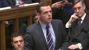 استقالة وزير في الحكومة البريطانية على خلفية خرق مستشار جونسون للعزل