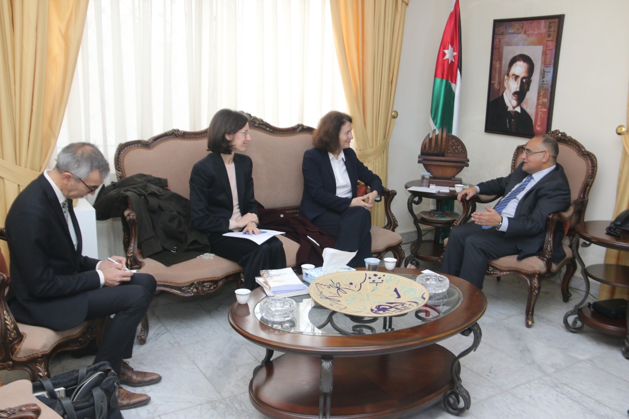 وزير الثقافة يلتقي السفيرة الفرنسية في عمان