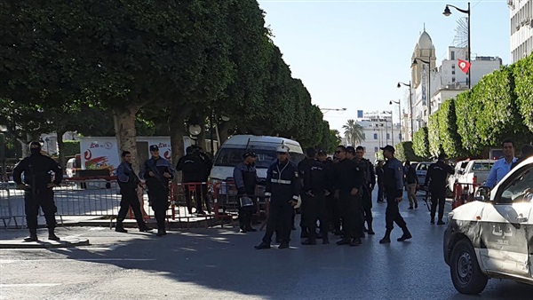 قتلى وجرحى في تفجير انتحاري يستهدف سيارة شرطة وسط العاصمة التونسية