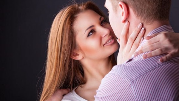 8 أنواع من القبلات تكشف مدي حب الزوج لشريكة حياته