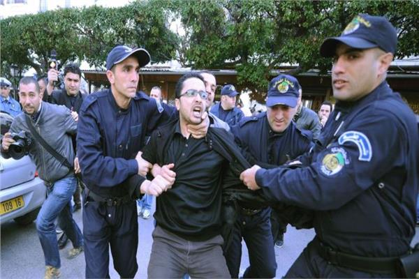 الشرطة الجزائرية: اعتقال 75 محتجا وإصابة 11 شرطيا في العاصمة