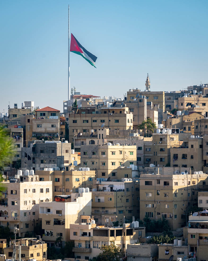 الديوان الملكي يُنكّس علم السارية حداداً على ضحايا انفجار مرفأ بيروت