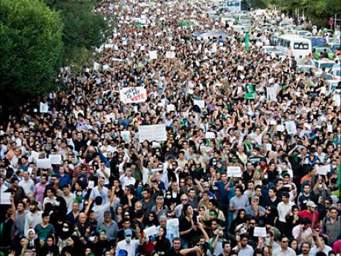 المظاهرات المعارضة في إيران.. التوتر يتصاعد وسط أنباء عن سقوط قتلى