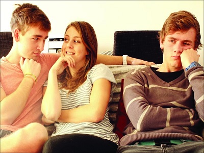 مع بدء مؤسسة الزواج .. هل تستمر الصداقة؟