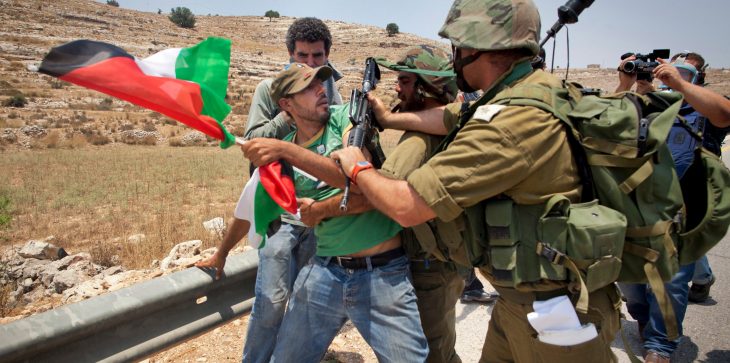 منظمة إسرائيلية: الاتحاد الأوروبي يمول مشروعًا لملاحقة عسكريين إسرائيليين قضائيًا