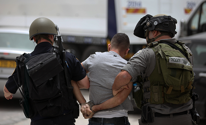 الإحتلال الإسرائيلي يعتقل 20 مواطناً فلسطينياً في الضفة الغربية