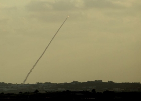 تضارب الأنباء حول سقوط صاروخ على ساحل عسقلان أطلق من غزة