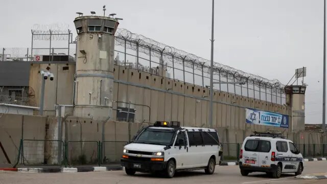 تمهيدا لصفقة التبادل.. إسرائيل تبدأ نقل الأسرى الفلسطينيين