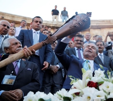 مندوباً عن جلالة الملك رئيس الوزراء الأردني يوقد شعلة مهرجان جرش