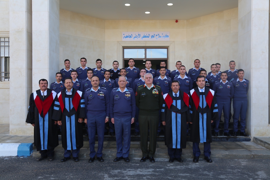 الحنيطي يرعى تخريج طلبة كلية سلاح الجو الملكي الجامعية