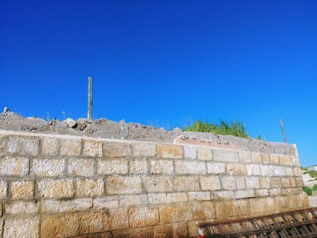 شرطة الاحتلال الإسرائيلية تداهم مقبرة وتحطم شواهد قبور الشهداء في القدس المحتلة
