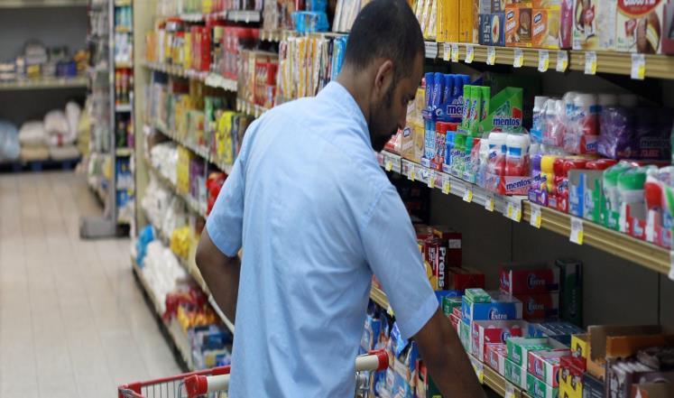 تزامنًا مع قطع العلاقات.. المنتجات الإسرائيلية تغزو متاجر قطر