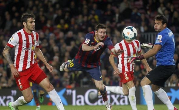 ميسي يقود برشلونة لعبور ألميريا وتضييق الفارق مع الريال