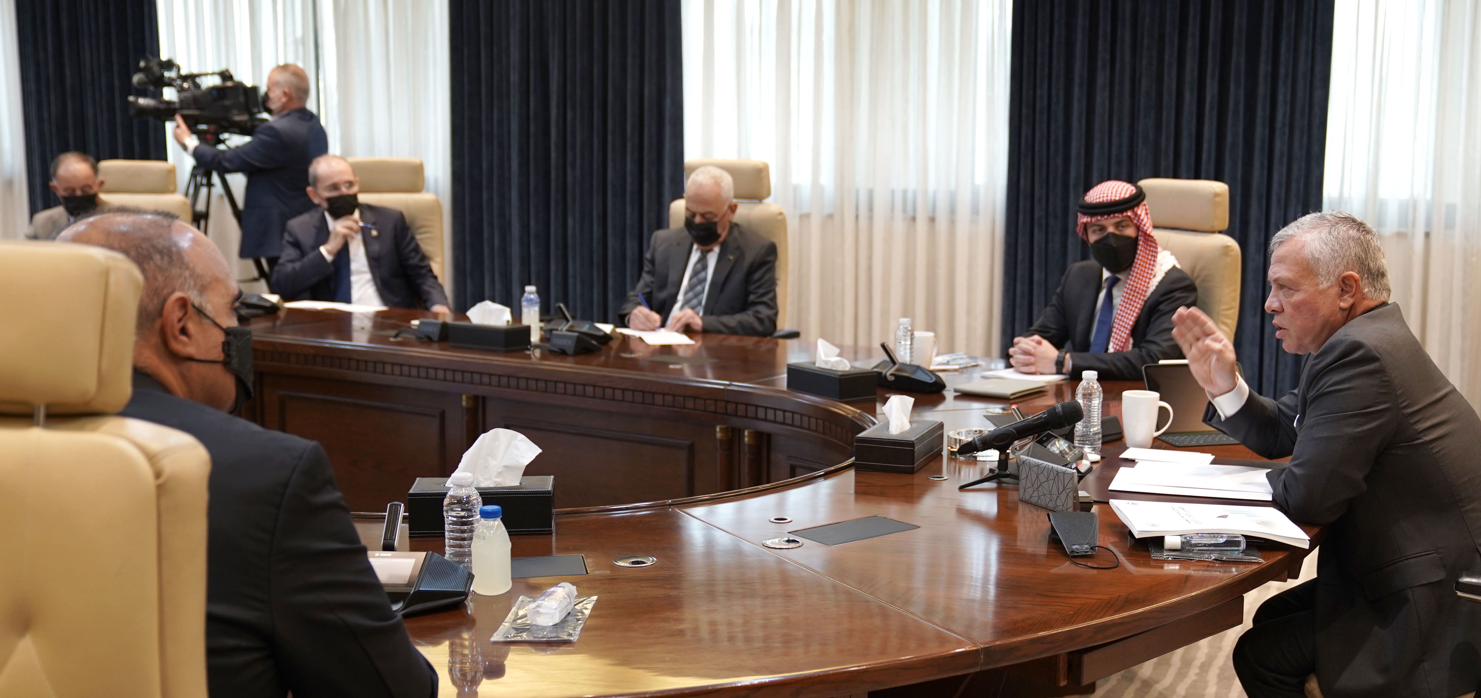 جلالة الملك يترأس جانبا من جلسة مجلس الوزراء