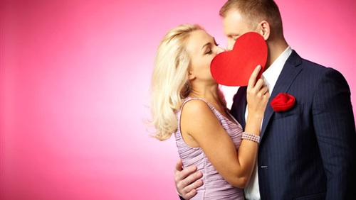 7 أنواع من القبلات تكشف أسرار زوجك